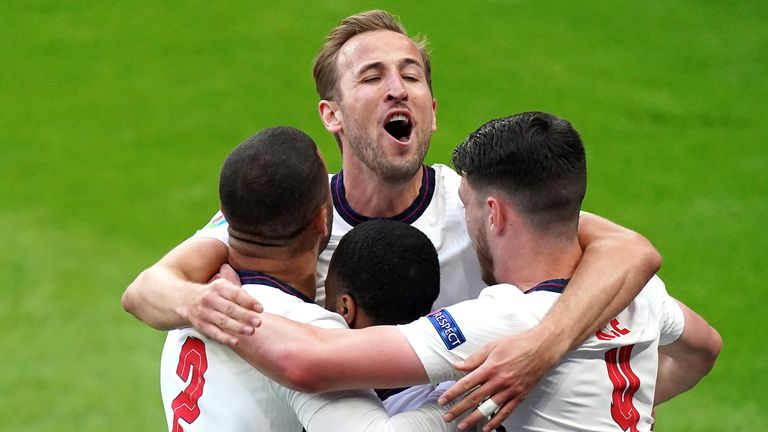 Inglaterra celebra el gol de Raheem Sterling contra República Checa