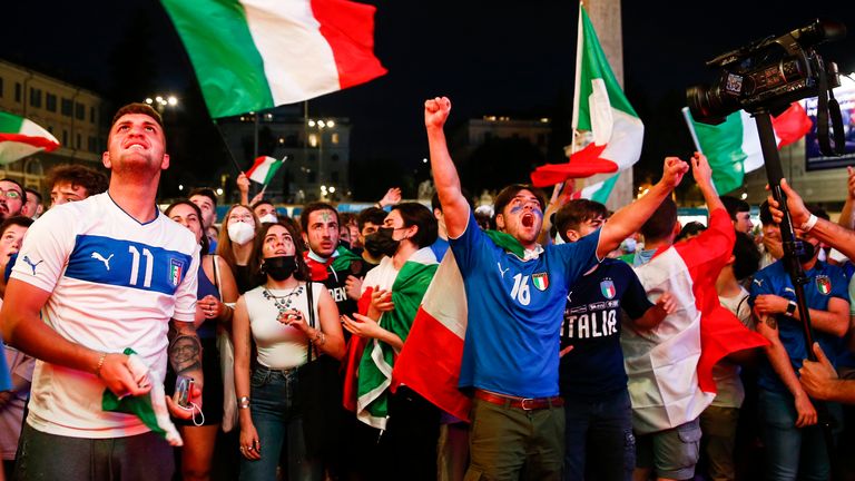 I tifosi dell'Italia festeggiano la loro convincente vittoria sulla Svizzera