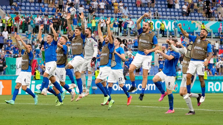 Italiaanse spelers vieren feest met hun fans na het winnen van Groep A