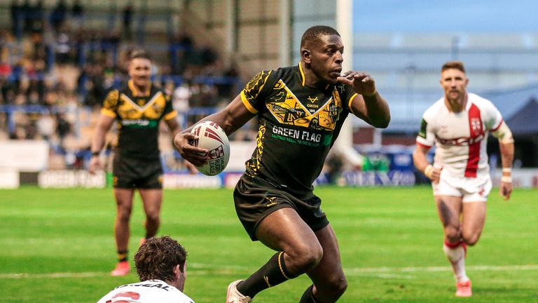 Jermaine McGillvary runs in for a try.