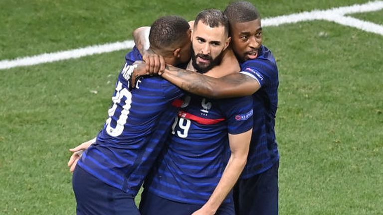 Karim Benzema marcó dos goles para darle la vuelta al partido a favor de Francia