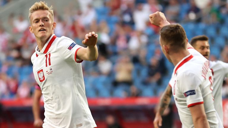 Karol Swiderski (izquierda) celebra el empate tardío contra Islandia