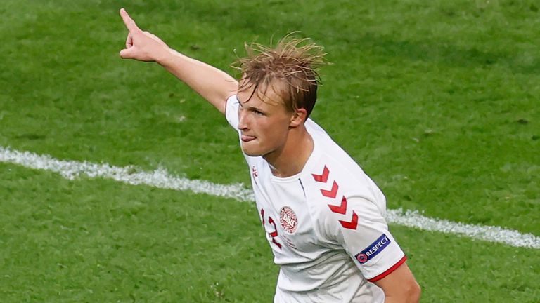 De Deense Kasper Dolberg viert zijn tweede doelpunt tegen Wales