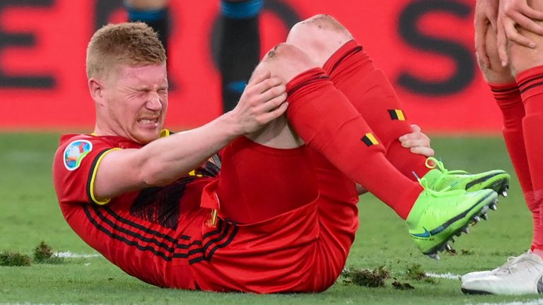 El belga Kevin De Bruyne reacciona durante el partido de octavos de final del campeonato de fútbol Euro 2020 entre Bélgica y Portugal en el estadio de La Cartuja, Sevilla.