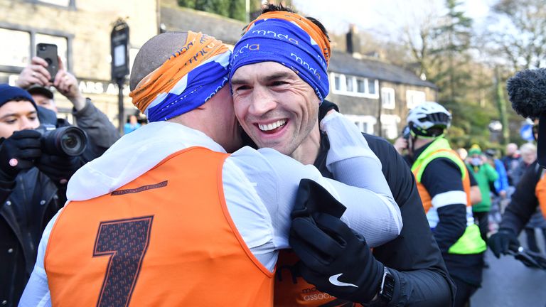 Sinfield corrió siete maratones en siete días en diciembre en apoyo de Burrow y la Motor Neurone Disease Association