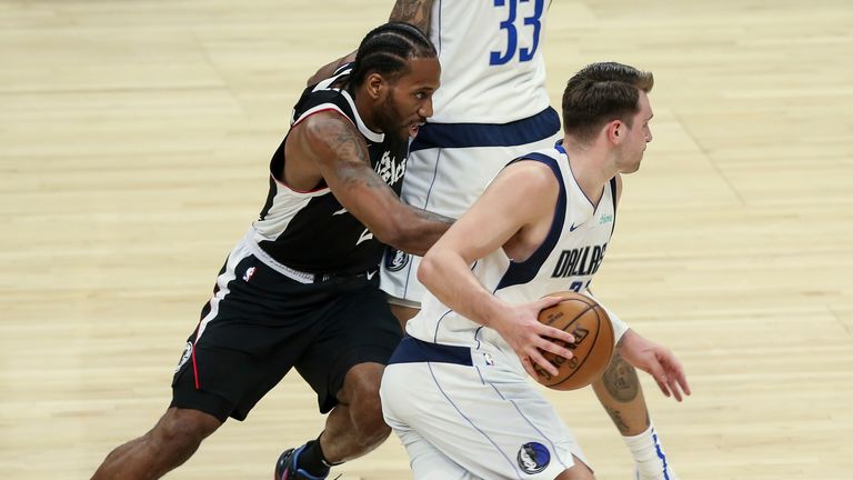 Dallas Mavericks guard Luka Doncic takes advantage of a screen set by center Willie Cauley-Stein on Los Angeles Clippers forward Kawhi Leonard in Game 5 of the first round of the NBA Western Conference Playoffs