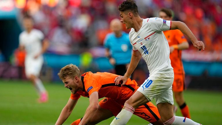 Matthijs de Ligt handles under pressure from Patrik Schick