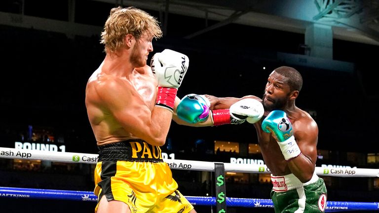 Logan Paul, kiri, dan Floyd Mayweather bertarung dalam pertandingan tinju eksibisi di Hard Rock Stadium, Minggu, 6 Juni 2021, di Miami Gardens, Florida (AP Photo/Lynne Sladky)