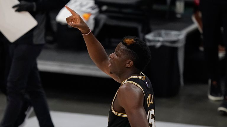 Le centre des Hawks d'Atlanta, Clint Capela, célèbre après avoir marqué contre les Bucks de Milwaukee lors de la première moitié du match 4 de la finale de la Conférence Est de la NBA, le mardi 29 juin 2021, à Atlanta.