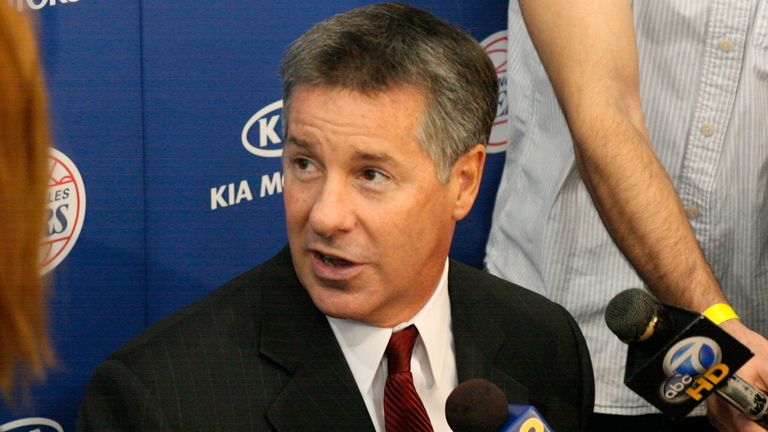 Le président des Blazers des opérations de basket-ball, Neil Olshey, s'adresse aux médias