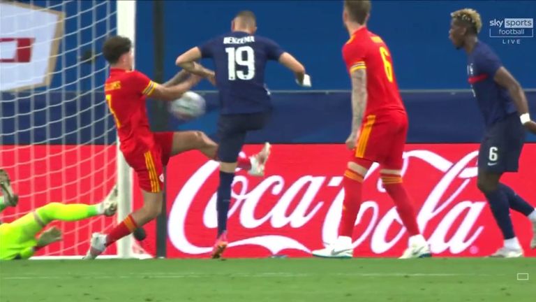 Neco Williams fue expulsado por este balonmano en el primer tiempo