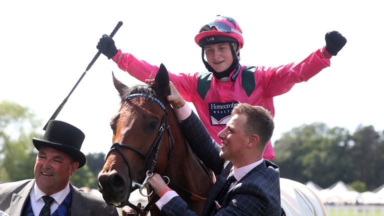 Cieren Fallon celebra la victoria sobre Oxted en King's Stand Stakes en Royal Ascot