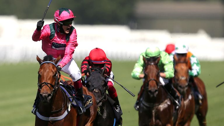 Cieren Fallon celebra la victoria sobre Oxted en King's Stand Stakes en Royal Ascot