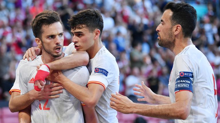 El español Pablo Sarabia, a la izquierda, felicita a sus compañeros tras marcar el primer gol de su equipo durante el partido de octavos de final del Campeonato de Europa de Fútbol de la UEFA entre Croacia y España en el estadio Barken de Copenhague.