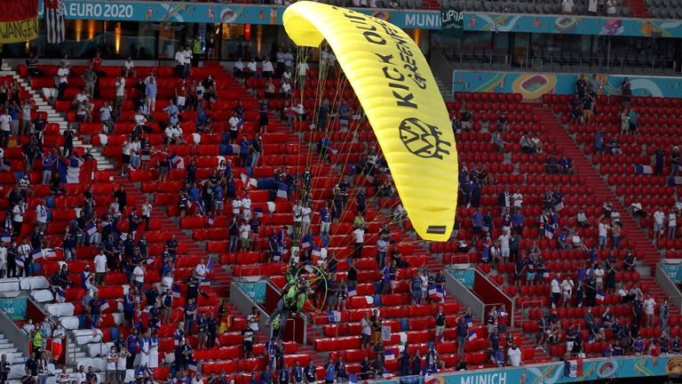 Le parapente a fait tomber des débris sur les supporters du stade de Munich (AP)