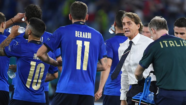 Roberto Mancini dirige i suoi giocatori a Roma