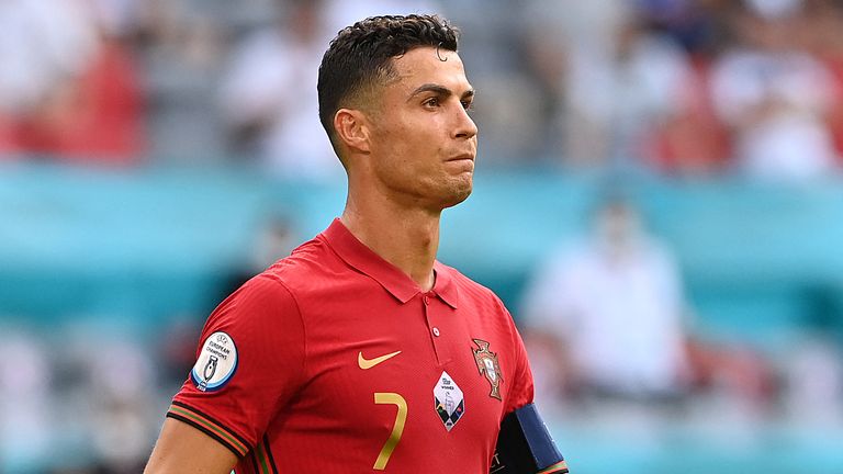 Smutny Cristiano Ronaldo radzi sobie z porażką Portugalii w Niemczech