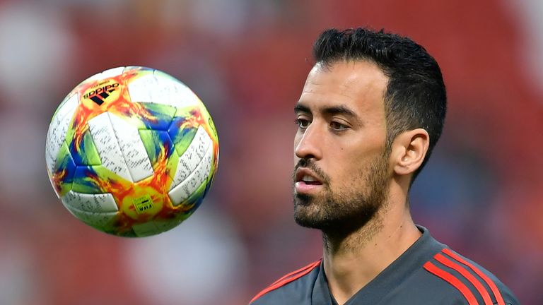 El español Sergio Busquets se prepara para el partido de clasificación del Grupo F para la Eurocopa 2020 entre España y las Islas Feroe en el Molinon Stadium de Gijón, España, el domingo 8 de septiembre de 2019 (AP Photo / Alvaro Barrientos)