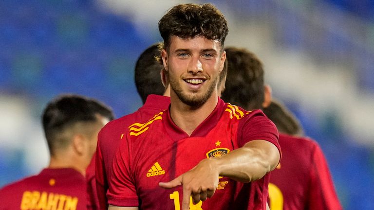 El español Javier Boadu celebra tras anotar el cuarto gol de España durante el partido amistoso de fútbol internacional contra Lituania en el estadio Butarque de Leganés, en las afueras de Madrid, España, el martes 8 de junio de 2021.
