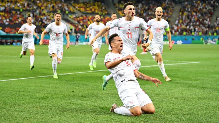 El suizo Mario Gavranovic celebra tras marcar el empate