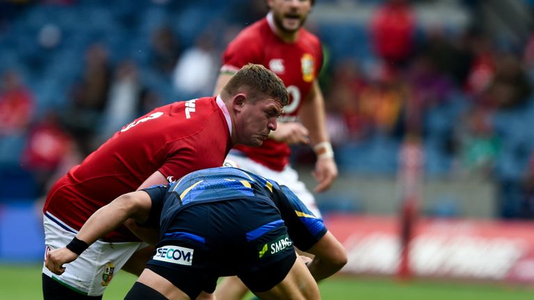 Tadhg Furlong looks to get through the tackle of Jiwon Koo 