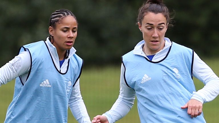 GB & # 39;  s Lucy Bronze (dreapta) și Demi Stokes în timpul unei sesiuni de antrenament la Universitatea Loughborough (PA)