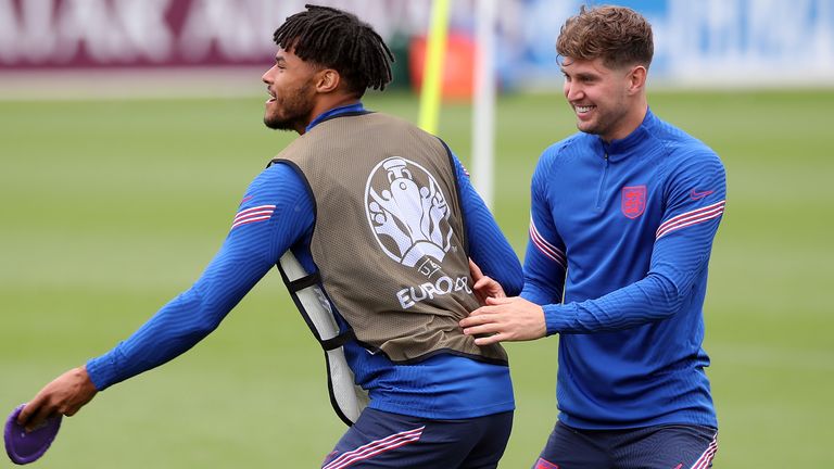 L'inglese Tyrone Mings (a sinistra) e John Stones durante una sessione di allenamento al St George's Park, Burton upon Trent. Data foto: giovedì 17 giugno 2021.