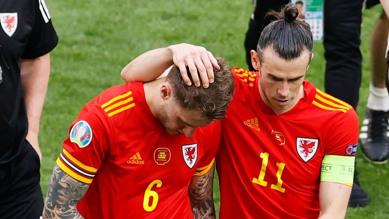 Gareth Bale en Joe Rodon na Wells'  Denemarken nederlaag