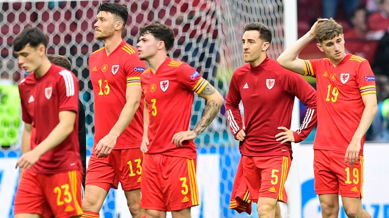 رد لاعبو ويلز على خسارتهم في نهاية مباراة الدور 16 من بطولة أوروبا لكرة القدم 2020 بين ويلز والدنمارك 