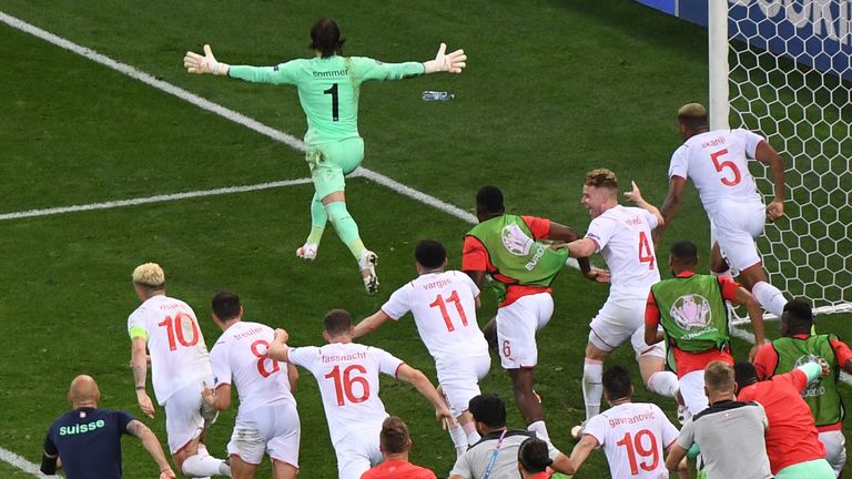 El portero de Suiza Jan Sommer reacciona después de salvar un disparo del delantero francés Kylian Mbappé en una tanda de penaltis durante el partido de octavos de final de la UEFA Euro 2020 entre Francia y Suiza en el Estadio Nacional de Bucarest.