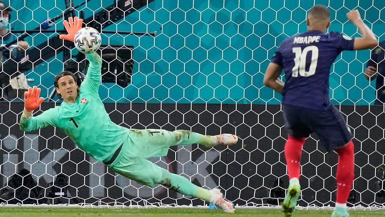 El portero suizo Yann Sommer salva el penalti del francés Kylian Mbappé en los octavos de final del campeonato de fútbol Euro 2020 entre Francia y Suiza en el estadio National Arena de Bucarest.