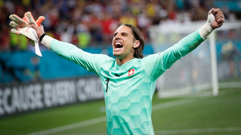 El portero suizo Yann Sommer celebra salvar el tiro penal del francés Kylian Mbappé durante el partido de octavos de final del campeonato de fútbol Euro 2020 entre Francia y Suiza en el estadio National Arena de Bucarest.