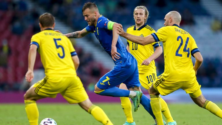Andriy Yarmolenko dribbles away from Sweden&#39;s defenders