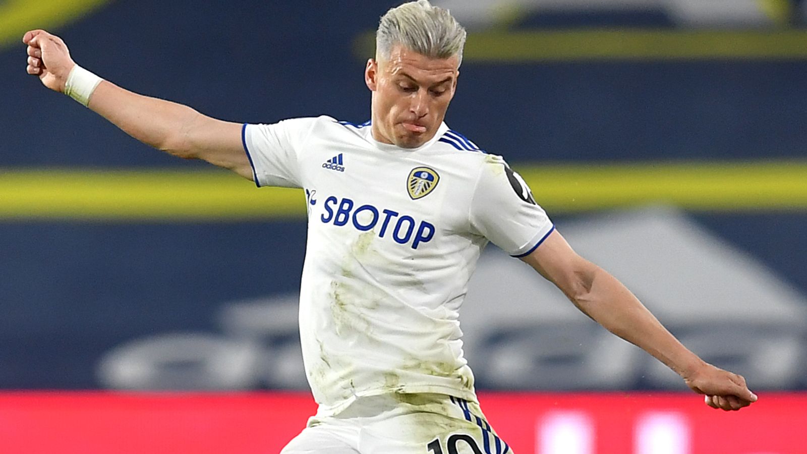 Ezgjan Alioski: Leeds United announce departure of Macedonian wing-back after four-year stay