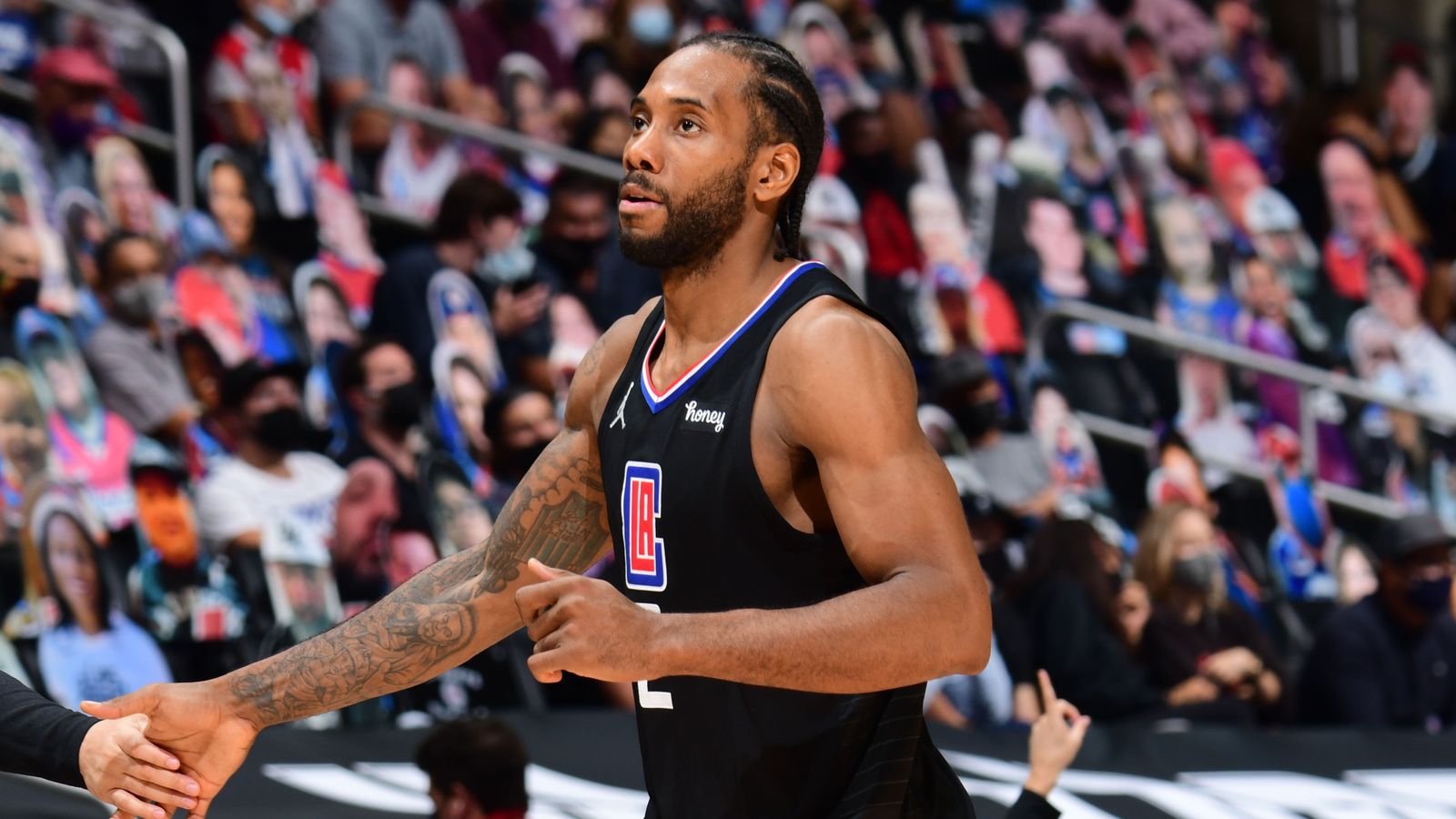 Clippers re-sign injured superstar Kawhi Leonard