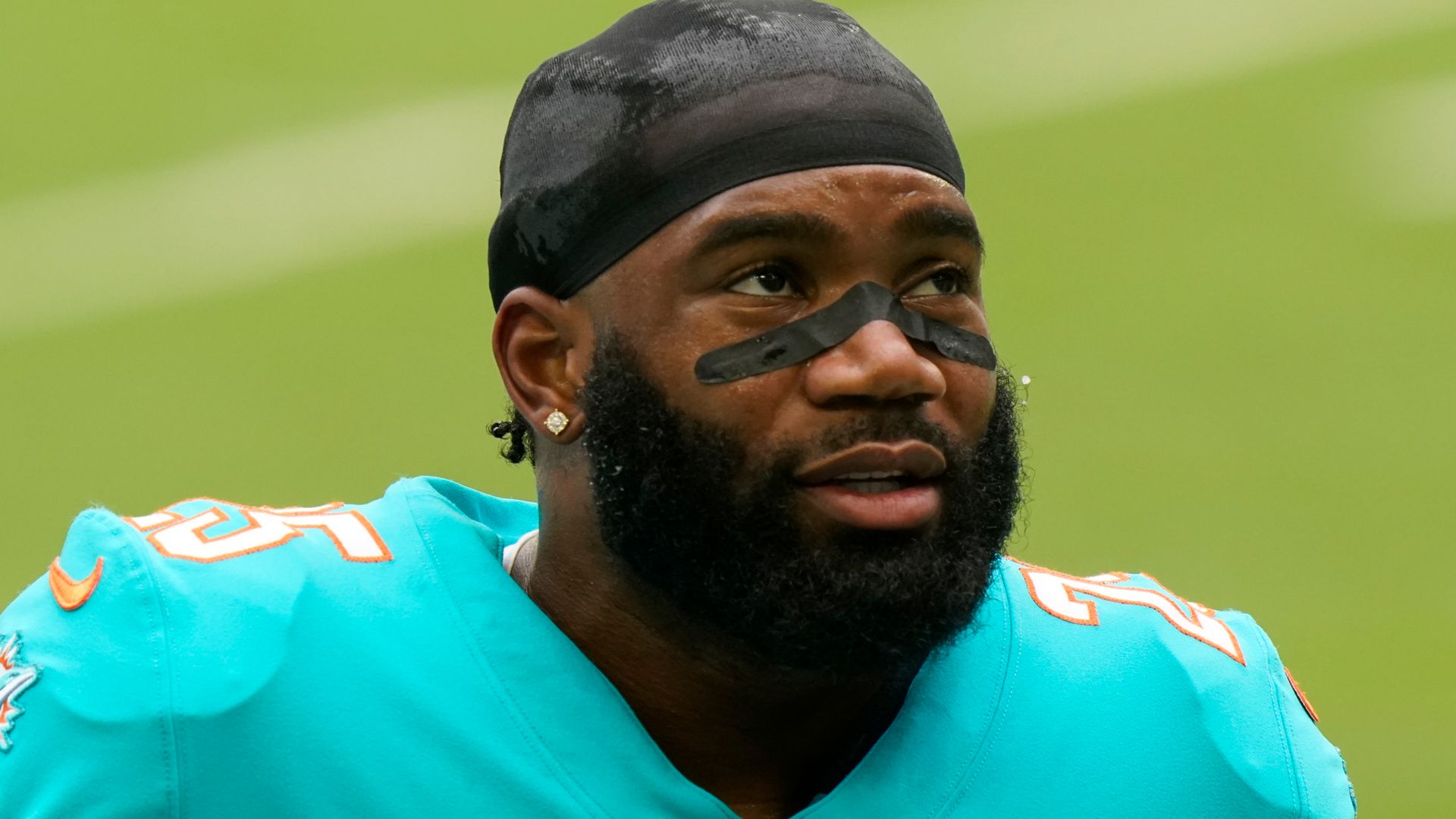 Dolphins cornerback Howard requests trade