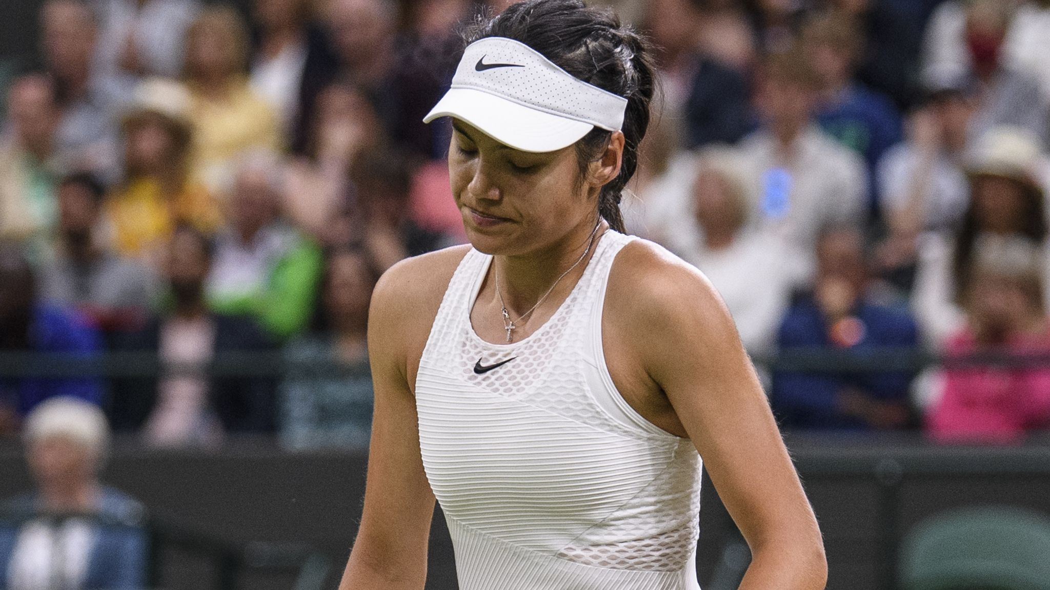 Emma Raducanu struggled with her breathing and 'felt dizzy' during Wimbledon clash with Ajla ...