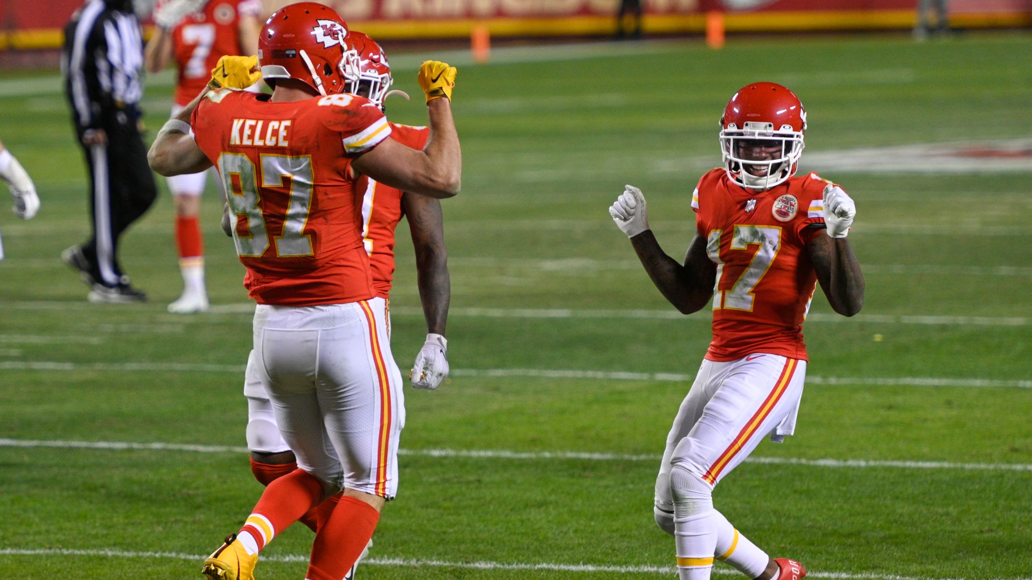 Kansas City Chiefs wide receiver Mecole Hardman (17) hauls in a catch  during an NFL football