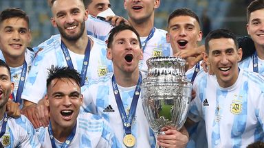 梅西庆祝他随阿根廷队获得的首个主要冠军
