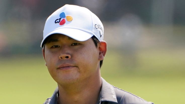 Si Woo Kim, of South Korea, waves after his birdie putt on the first green during the first round of the U.S. Open Golf Championship, Thursday, June 17, 2021, at Torrey Pines Golf Course in San Diego. (AP Photo/Jae C. Hong)