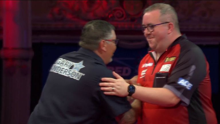 Gary Anderson makes it comfortably through against Stephen Bunting 10-5 in the World Matchplay.