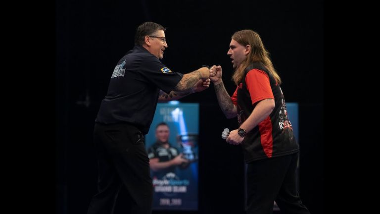 Anderson came back from 3-1 down to defeat Searle at the 2019 PDC World Championship
