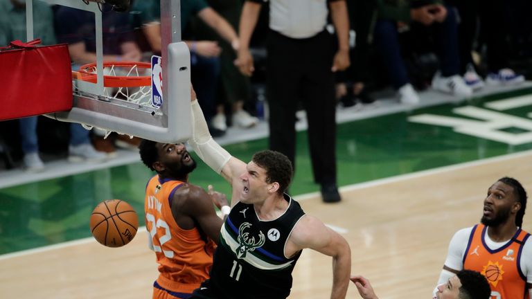 Milwaukee&#39;s Brook Lopez slammed home as the Bucks opened up a three-point lead over the Phoenix Suns in the third quarter.