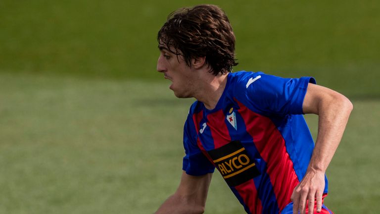 Eibar, Brian Gill, izquierda, duelo por el balón con Lucas Vázquez Real Madrid durante el partido de La Liga entre Real Madrid y Eibar en el Estadio Alfredo Di Stefano en Madrid, España, el sábado 3 de abril.  , 2021