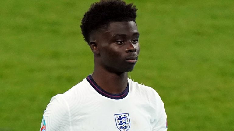 Bukayo Saka, Euro 2020 finalinin ardından sosyal medyada ırkçı saldırılarla hedef alınan üç İngiliz oyuncudan biriydi.