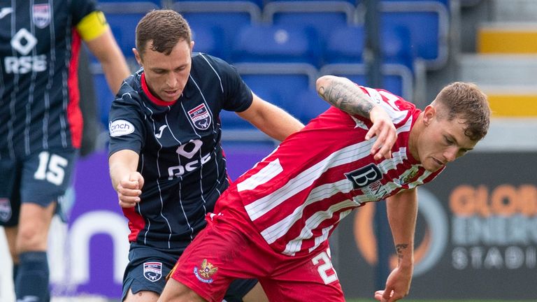 St Johnstone&#39;s Callum Hendry and Ross County&#39;s Connor Randall tangle