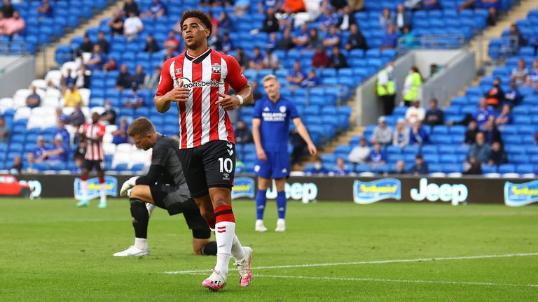 Che Adams était au doublé alors que Southampton se dirigeait vers une victoire 4-0 à Cardiff