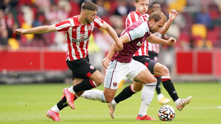 Craig Dawson jugando para West Ham en Brentford