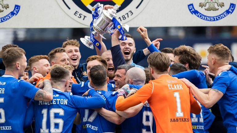 GLASGOW, SCOTLAND - MAY 22: St Johnstone Manager Callum Davidson lifts the Scottish Cup trophy during the Scottish Cup final match between Hibernian and St Johnstone at Hampden Park, on May 22, 2021, in Glasgow, Scotland. (Photo by Craig Williamson / SNS Group)