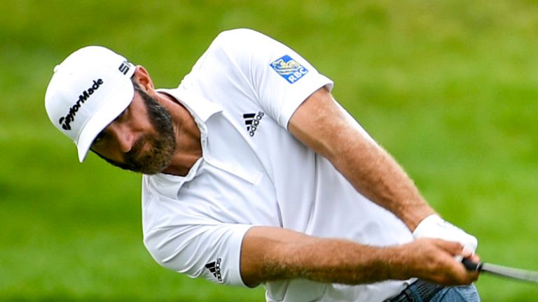 Dustin Johnson estaba en el grupo a nivel par y diez por debajo de la mitad del camino.